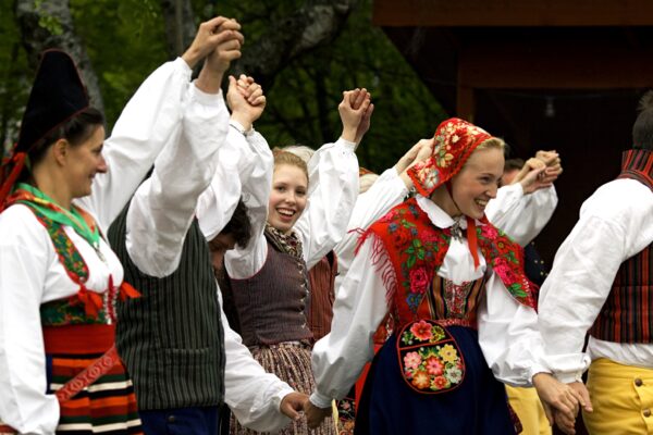Lek och dansa med Skansens folkdanslag