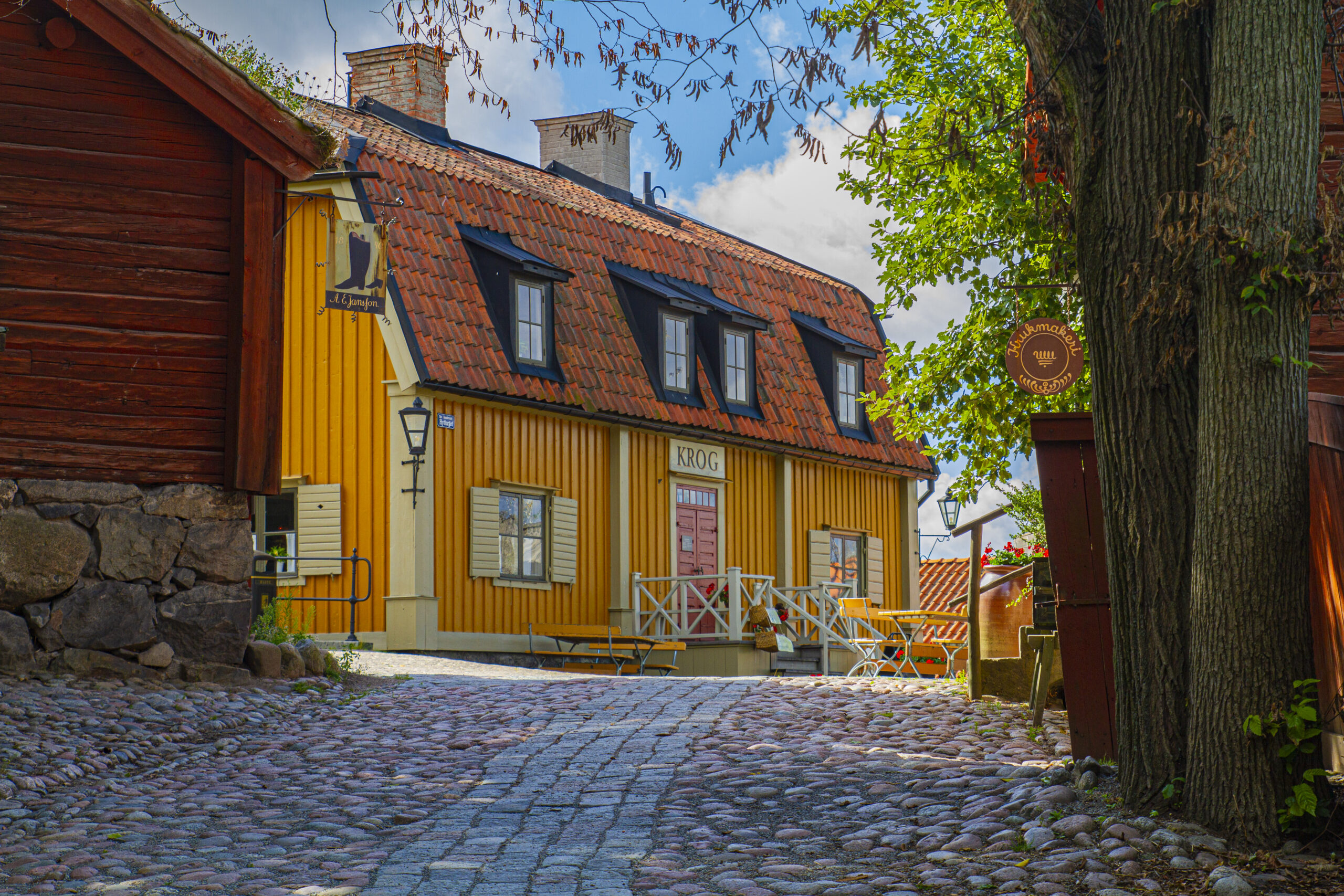 vacker bild på ett gult hus på skansen där mat serveras