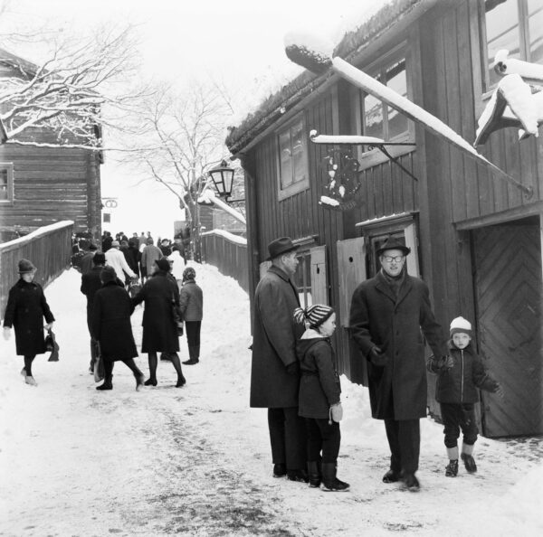 Besökare i Skansens stadskvarter, snö och vinter 1964