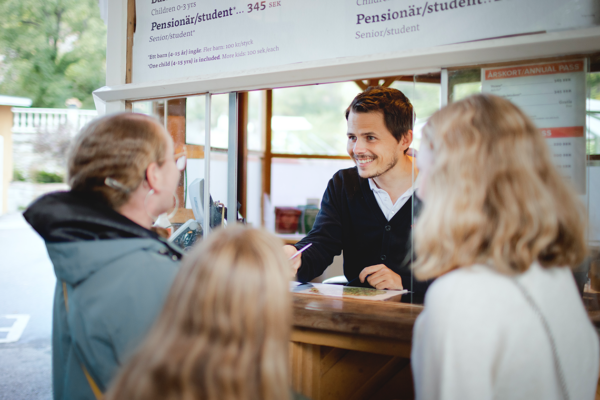 Gäster i Skansens entré