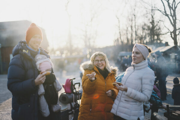 En familj grillar korv vid Bollnästorget Foto: Anna Hugosson