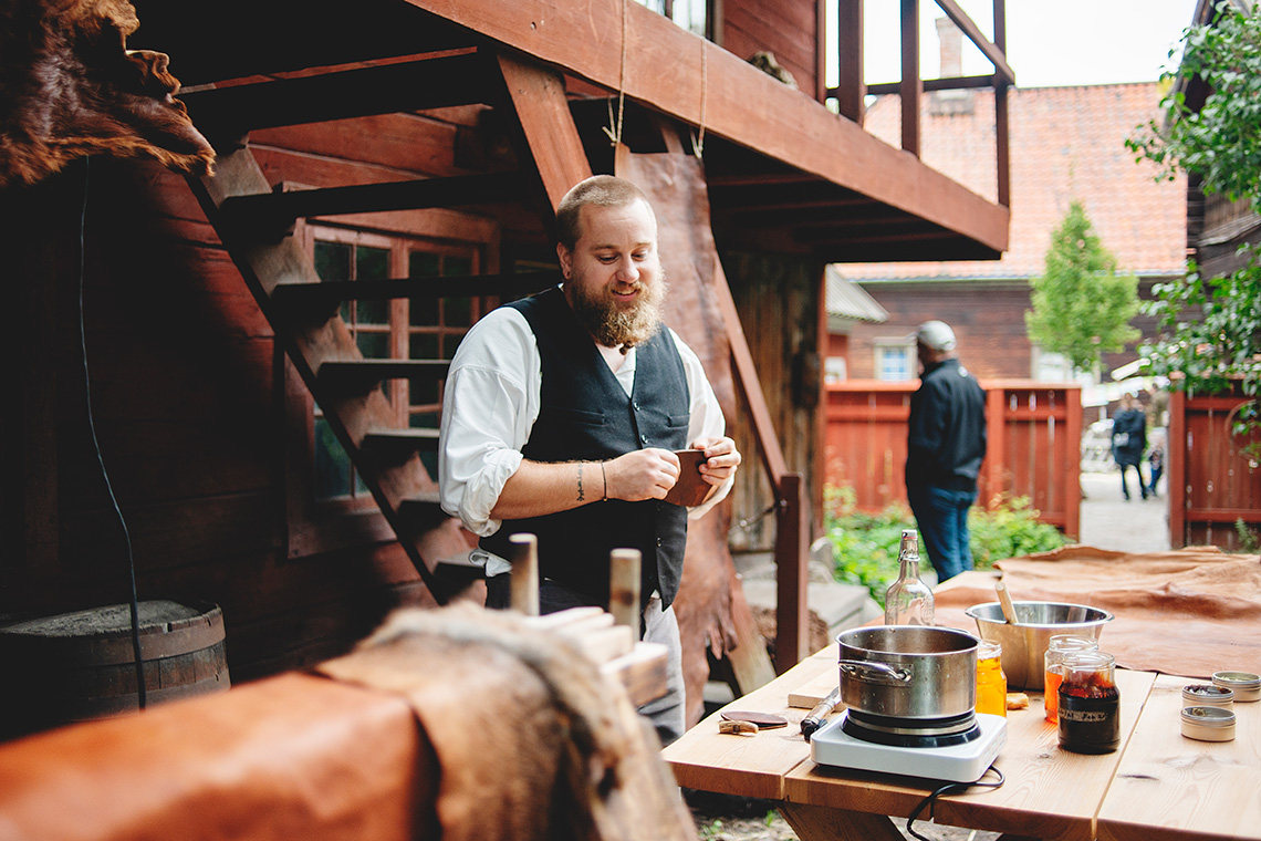 Garvare utanför Garveriet på Skansen