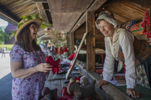 Marknadsstånd på midsommarafton. Foto: Therese Jahnson