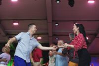 Par som dansar modern dans till dansbandsmusik på Galejans dansbana på Skansen