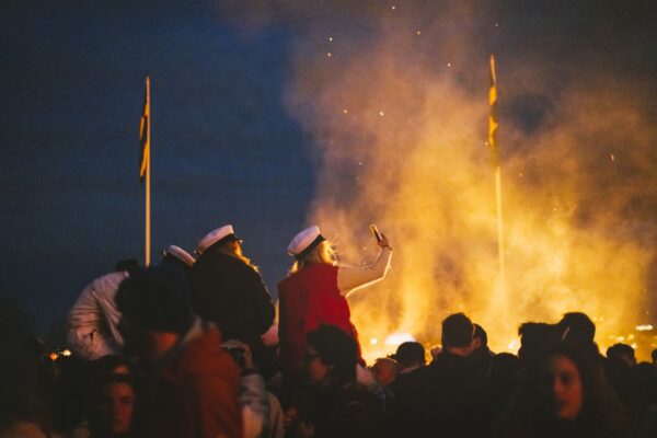 majbrasa valborgsmässoafton studenter firar valborg på Skansen