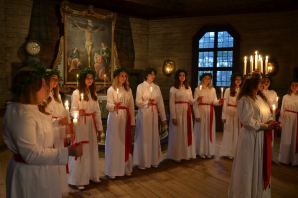 Lucia och luciatåg med tärnor sjunger sånger i Seglora kyrka på Skansen