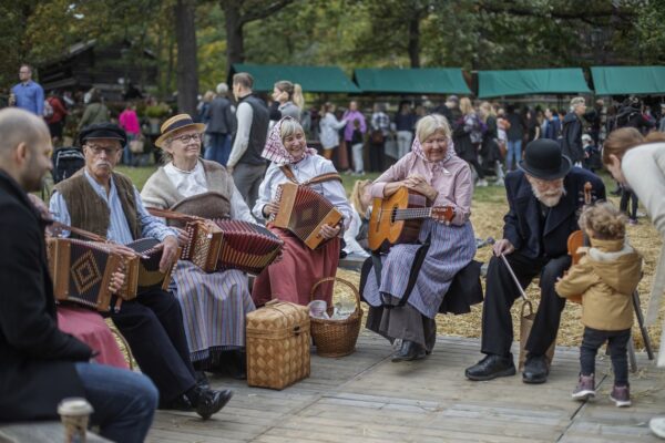 Skansens byalag spelar musik på Höstmarknaden