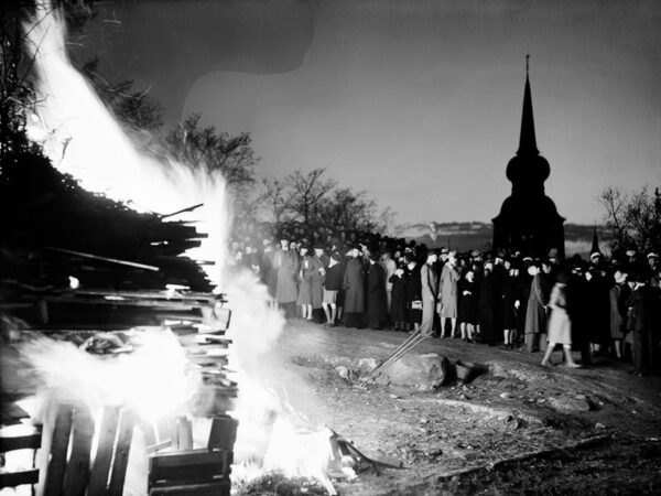 30 april 1939. Valborgsmässoafton firas med brasa. Håsjöstapeln i silhuett.
