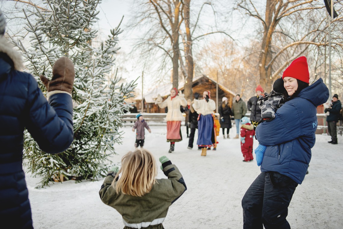 Dans runt granen på Skansen