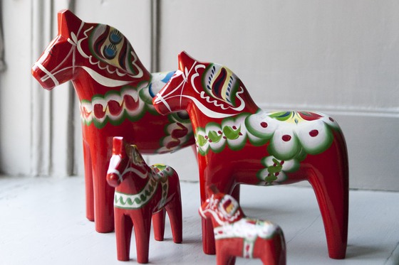 Röda dalahästar hittar du i butiken!