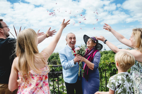 Brudpar som firar vid Oscarsterassen