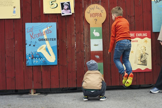 Barn hoppar på galejan