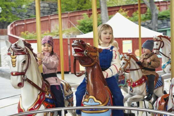 barn åker karusell på galejan