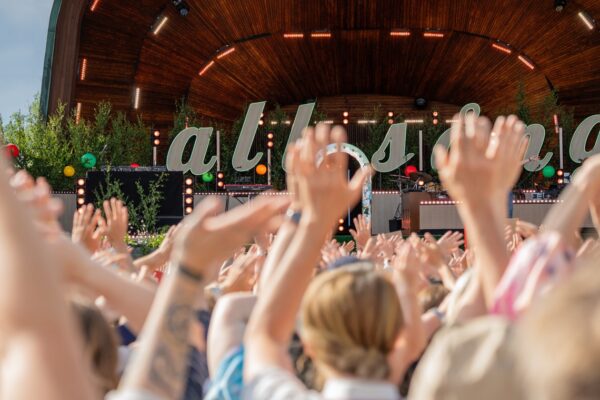 Händer i luften framför Sollidenscenen på Allsång på Skansen