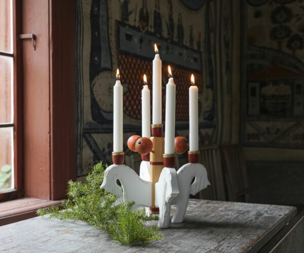 Ljusstake föreställande ett fyrspann. Trä, vitmålad.