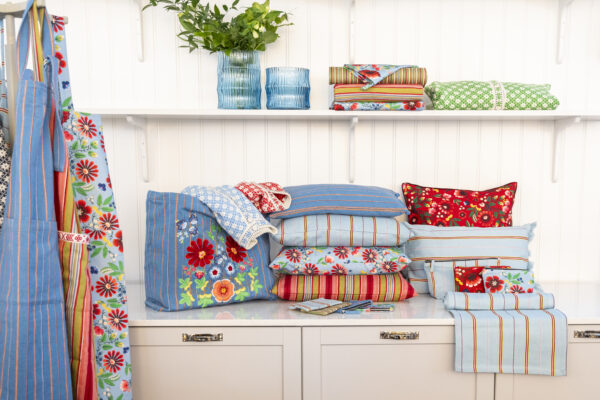 Dalafloda i rött och blått