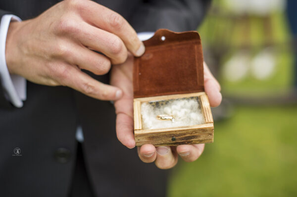 Vigselring visas upp