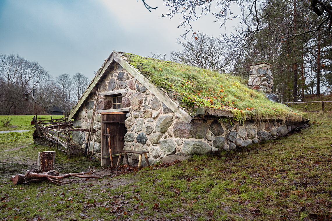 Stenstuga i backe, tak täckt av gräs