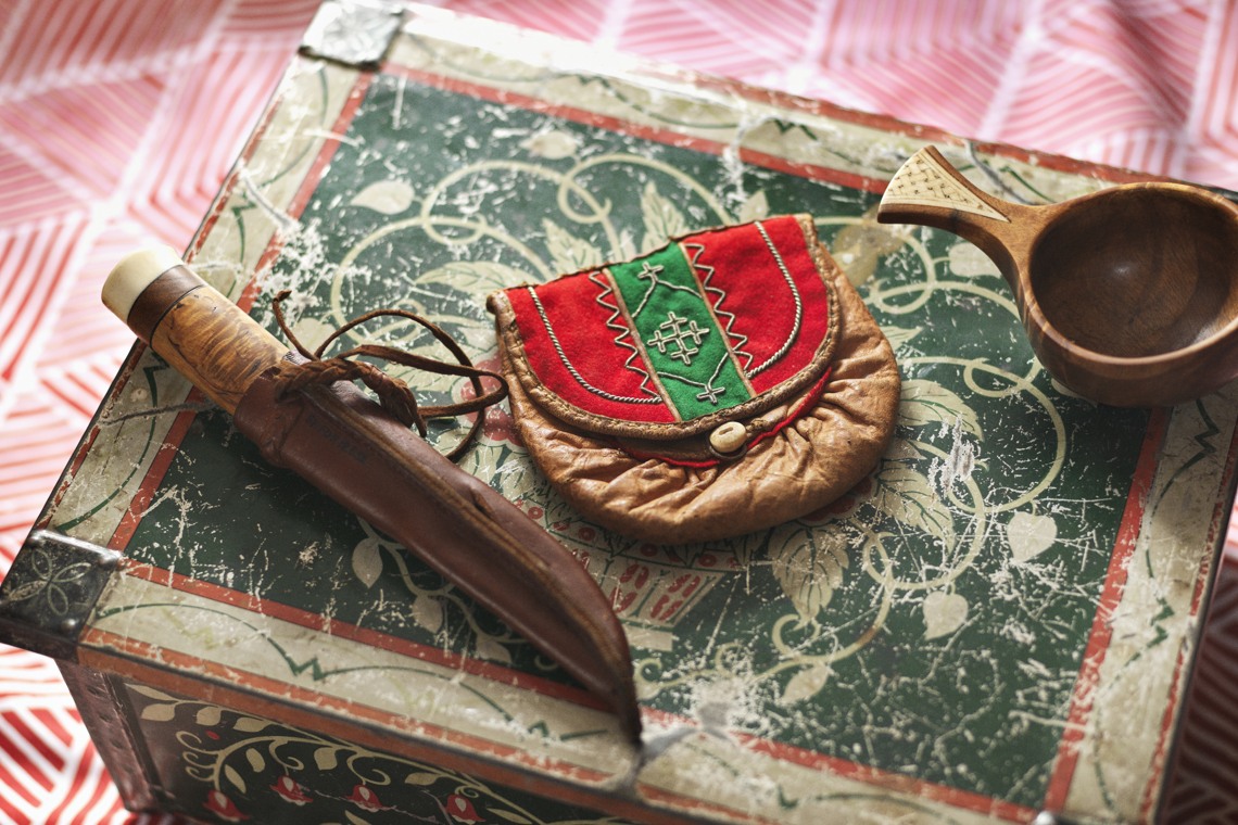 Slöjdade samiska föremål på Skansen. Foto: Alex Hinchcliffe