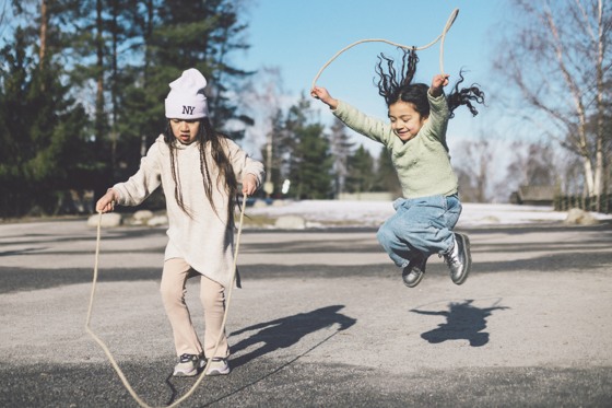 Barn provar på lekar från förr på Bollnästorget