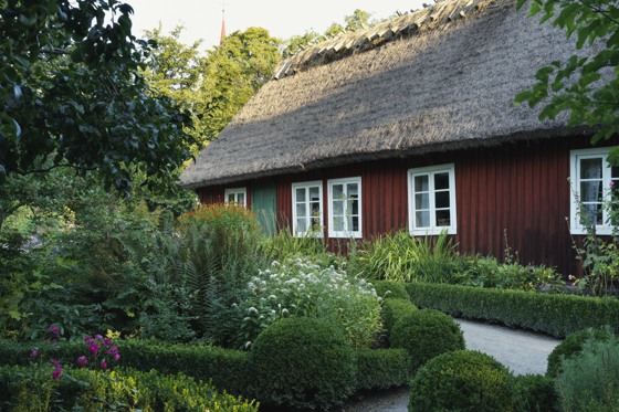 Skånegården med den vackra haven.