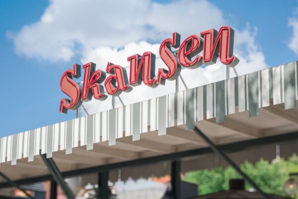 En neonskylt med ordet Skansen på en markis