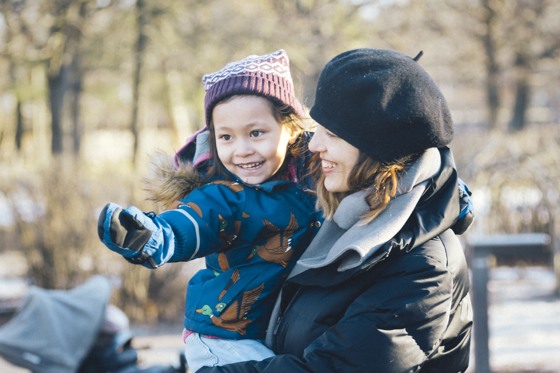 Mamma och barn leker i Ekorrparken
