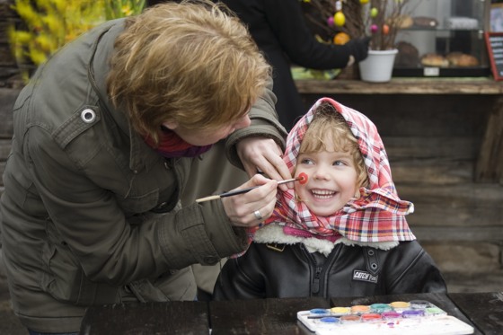 Liten påskkärring blir målad
