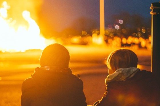 Barn tittar på valborgsbrasan