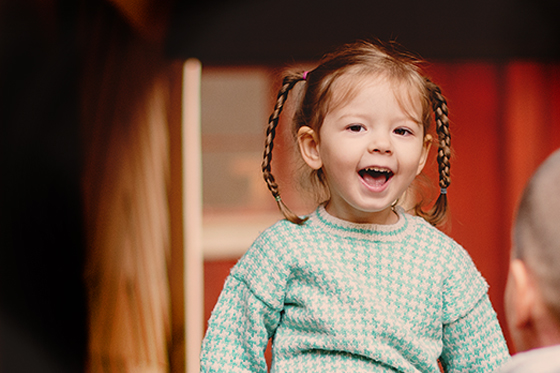 Barn skrattar