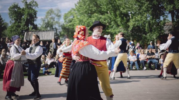 Lek och dansa med Skansens folkdanslag