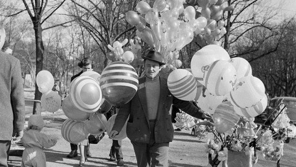 Ballongförsäljare, utanför Skansens entré 1956