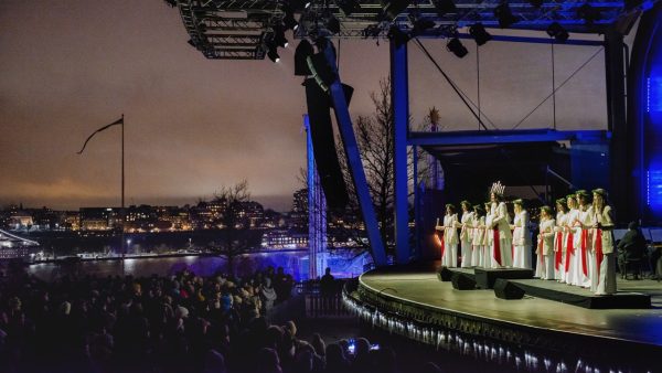 Skansens Luciatåg framträder med kör på Sollidenscenen
